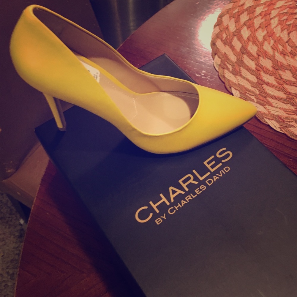 Brand New Charles David yellow pumps!!!! 😍